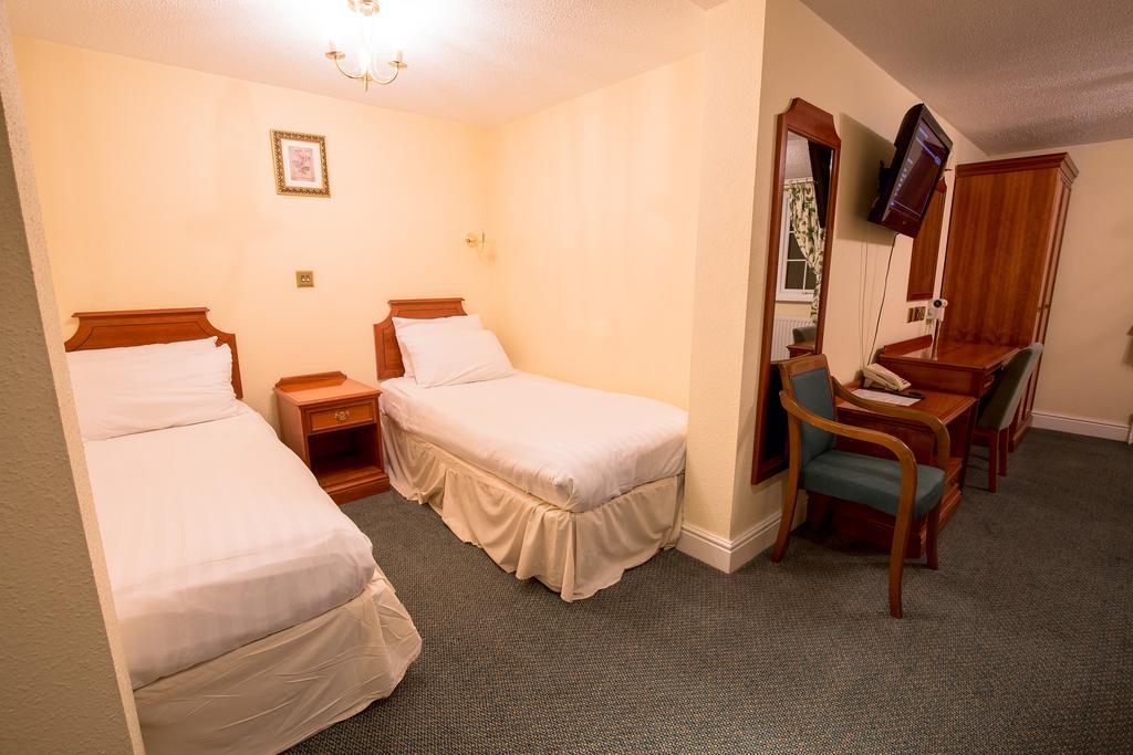 Harefield Manor Hotel Romford Extérieur photo