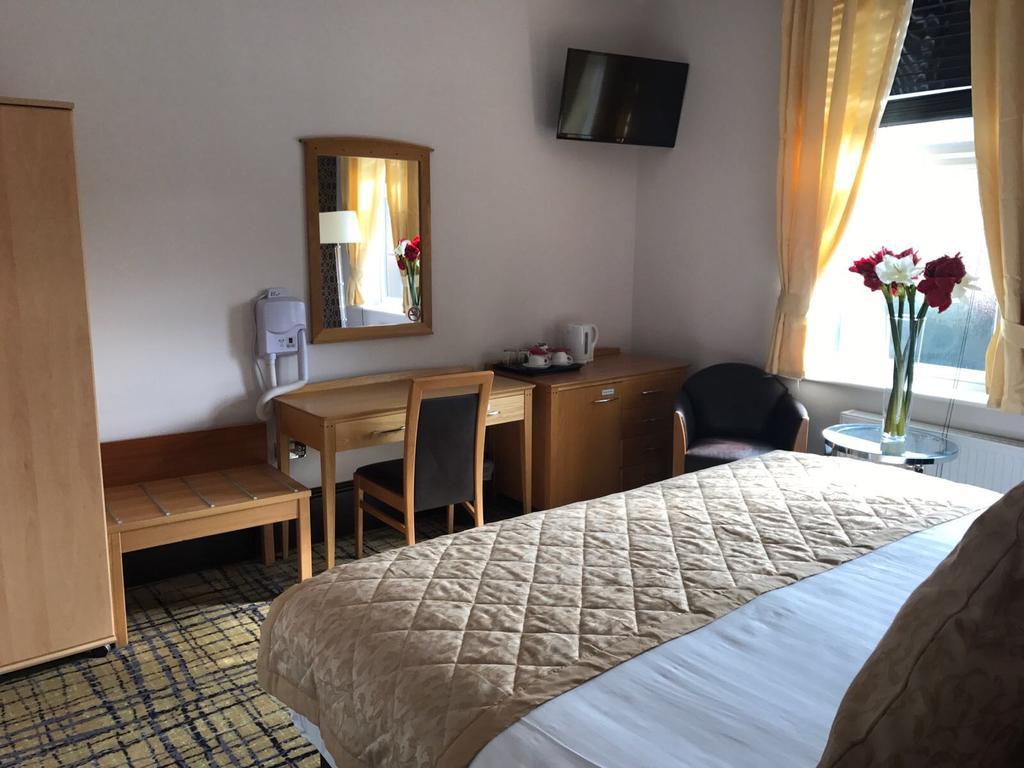 Harefield Manor Hotel Romford Extérieur photo